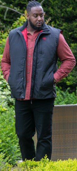 D555 FELIPE Zip Through Padded Gilet With Contrast Colour Lining And Rubber Badge Black - Bundy - Bundy Nadmerné Veľkosti 2XL-8XL