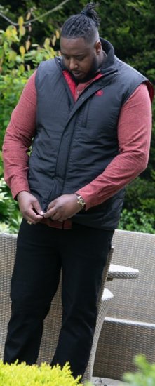 D555 FELIPE Zip Through Padded Gilet With Contrast Colour Lining And Rubber Badge Black - Bundy - Bundy Nadmerné Veľkosti 2XL-8XL