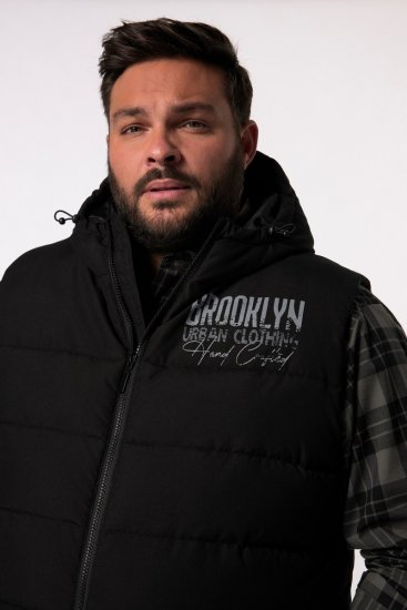 Men+ 442 Vesta prešívaná s kapucňou a potlačou Čierna - Bundy - Bundy Nadmerné Veľkosti 2XL-8XL