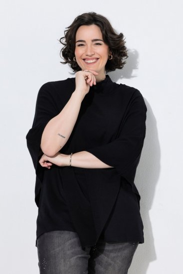 Ulla Popken 855277 Pletené pončo so špicatým lemom a lodičkovým výstrihom Čierna - Ponča a peleríny - 