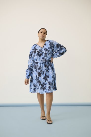 Kaffe Curve Aliana Dress Blue Flower Animal - Midi šaty - 