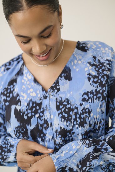 Kaffe Curve Aliana Dress Blue Flower Animal - Midi šaty - 