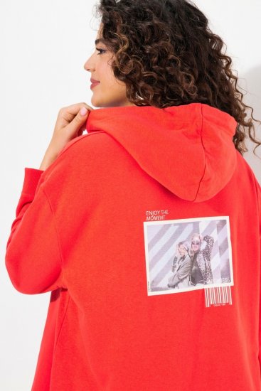 Ulla Popken Back Print Kangaroo Pocket Hoodie Hibiscus Red - Mikiny & mikiny bez kapucne - Pohodlné mikiny, hoodie a pletené svetre