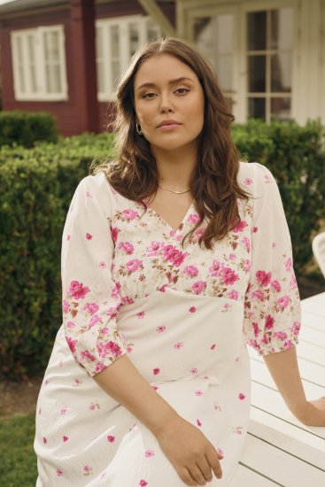 Kaffe Curve Rosa Midi Dress White Rose Border Flower - Šaty - 