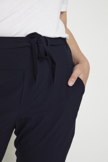 Kaffe Curve Jia Nohavice s opaskom Polnočná námornícka - Džíny & Nohavice vo Veľkých Veľkostiach – Plus Size - 